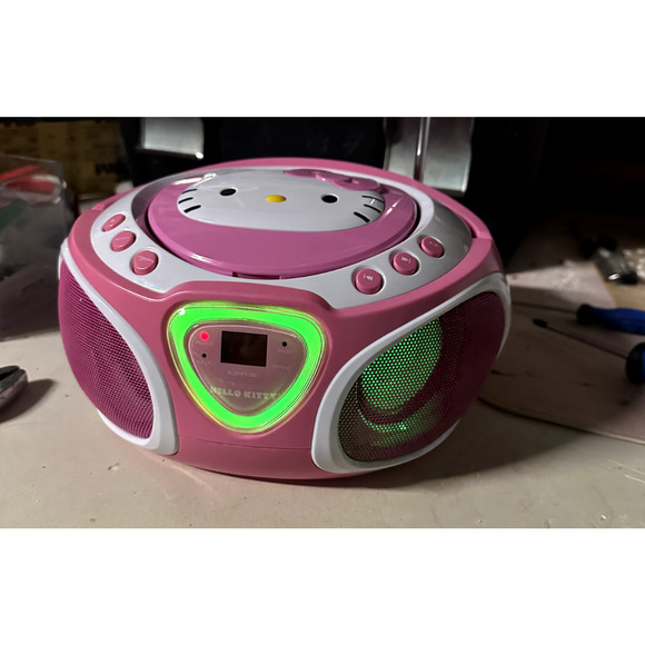 🎀 Hello Kitty KT2025 CD Player Radio Boombox – Tested Lights & FM - Picture 2 of 5